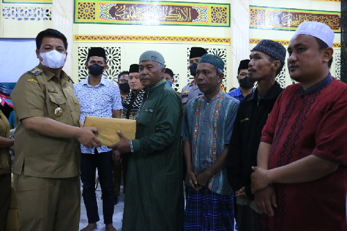 bupati_samosir_berbuka_puasa_bersama_umat_muslim_dari_7_mesjid