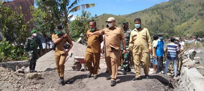 bupati_samosir_buka_ruas_jalan_bonan_dolok_binangara