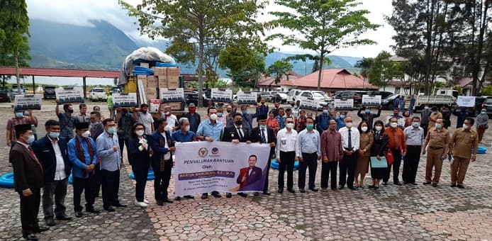 bupati_samosir_dan_anggota_dpr_ri_martin_manurung_salurkan_bantuan_untuk_19_kelompok_tani
