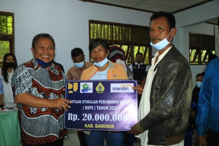 bupati_samosir_dan_jhonni_allen_marbun_serahkan_buku_tabungan_bsps