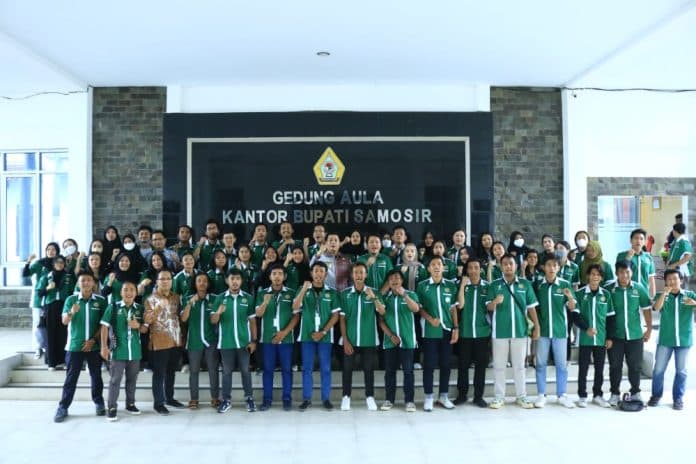 bupati_samosir_lepas_152_mahasiswa_usu_yang_telah_selesai_kknt