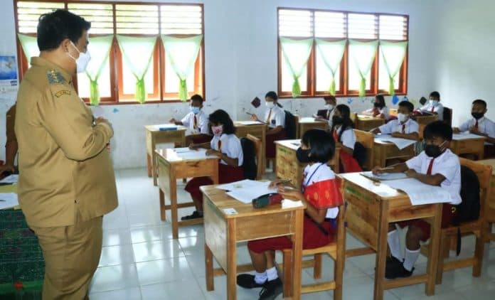bupati_samosir_minta_kepsek_cari_solusi_bagi_siswa_yang_tak_hadiri_usp