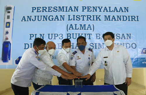 bupati_samosir_resmikan_penyalaan_anjungan_listrik_mandiri_pelabuhan_simanindo