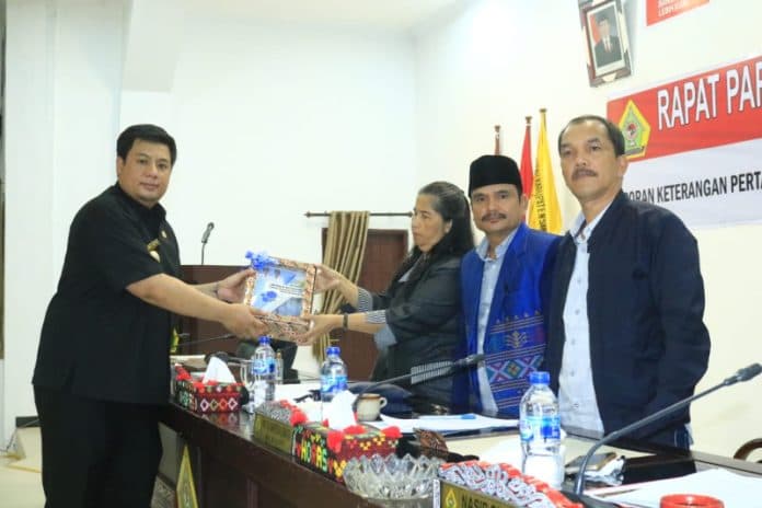 bupati_samosir_sampaikan_nota_pengantar_lkpj_2022