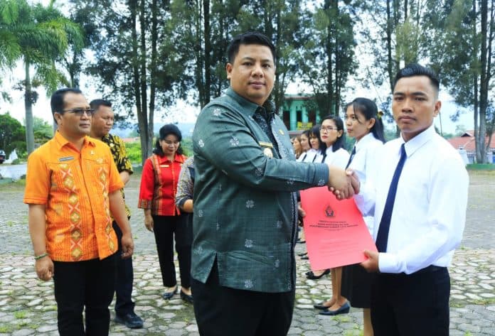 bupati_samosir_serahkan_116_sk_pppk_tenaga_kesehatan