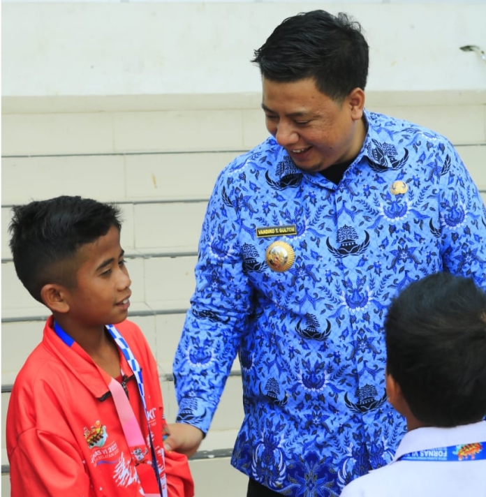 bupati_samosir_serahkan_penghargaan_atlit_berprestasi_kormi