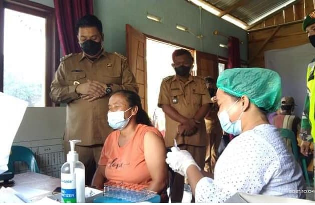 bupati_samosir_tinjau_pelaksanaan_vaksinasi_di_desa_simbolon_purba