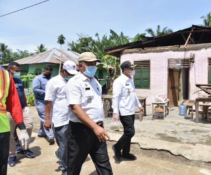 bupati_serahkan_bantuan_kepada_korban_angin_puting_beliung_di_batu_bara