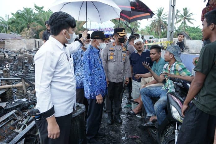 bupati_serahkan_bantuan_kepada_korban_kebakaran_di_kampung_nelayan_asahan