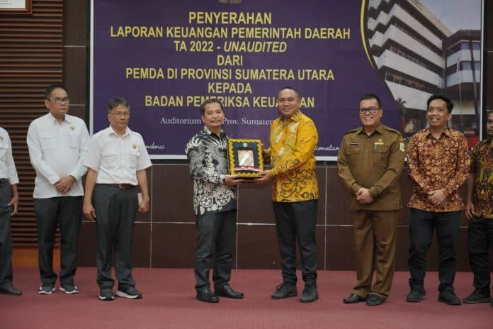 bupati_serahkan_lkpd_pemkab_pakpak_bharat_anggaran_2022