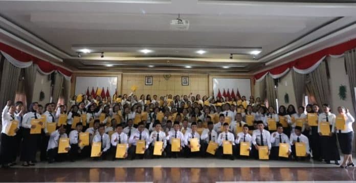 bupati_serahkan_sk_pengangkatan_141_pppk_pemkab_pakpak_bharat