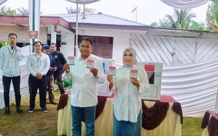 bupati_sergai_apresiasi_masyarakat_yang_gunakan_hak_pilih_meski_hujan