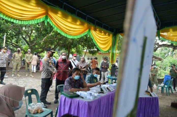 bupati_sergai_dan_kapolres_tinjau_pelaksanaan_pilkades_di_tiga_kecamatan