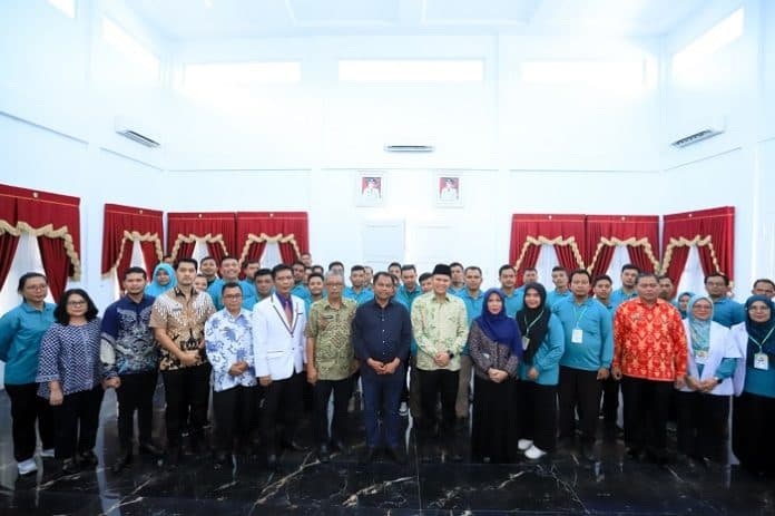 bupati_sergai_lepas_petugas_pemotongan_hewan_kurban_109_ekor_sapi_sumbangan_asn