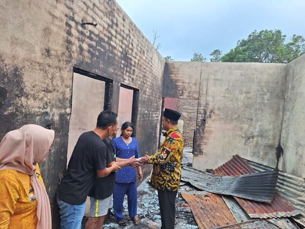 bupati_sergai_tinjau_dan_bantu_korban_kebakaran_di_desa_firdaus