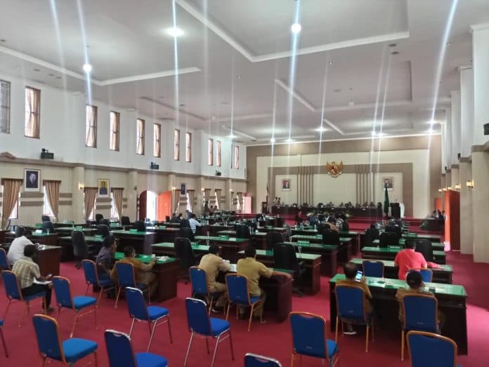 bupati_simalungun_belum_hadir_rapat_paripurna_diskorsing_30_menit