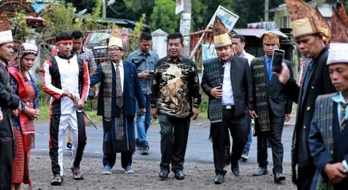 bupati_simalungun_hadiri_acara_malam_budaya_dan_marsombuh_sihol_ngkps_bayu_tongah