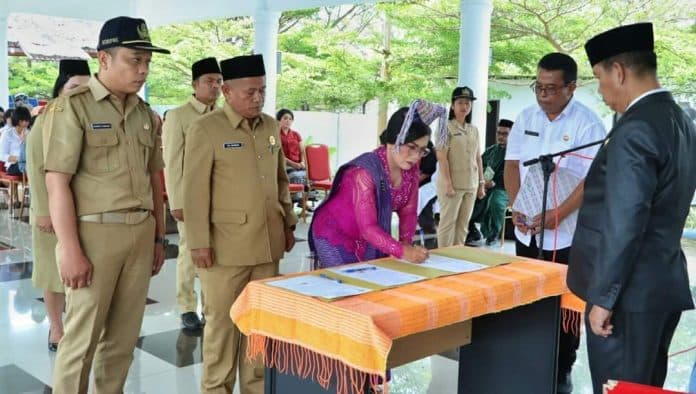 bupati_simalungun_lantik_kepala_dinas_dukcapil