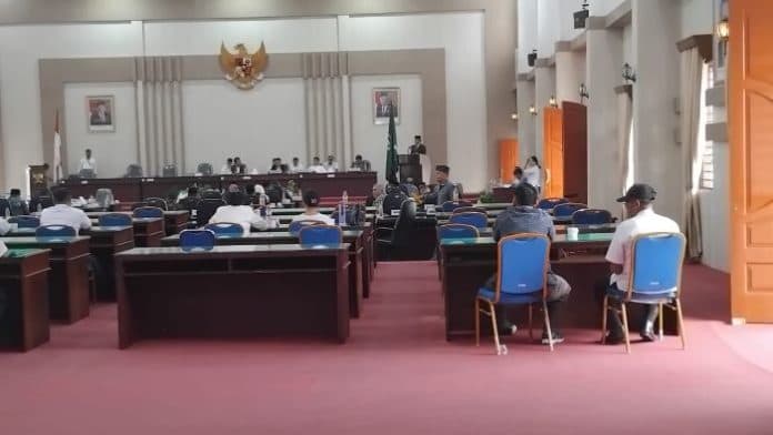 bupati_simalungun_radiapoh_hasiholan_sinaga_lecehkan_lembaga_dprd_anggota_dewan_ajukan_interpelasi