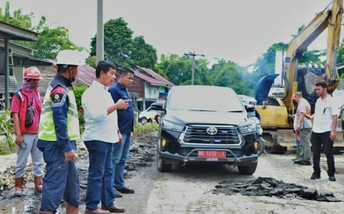 bupati_simalungun_tinjau_perbaikan_jalan_provinsi_di_panei_tongah
