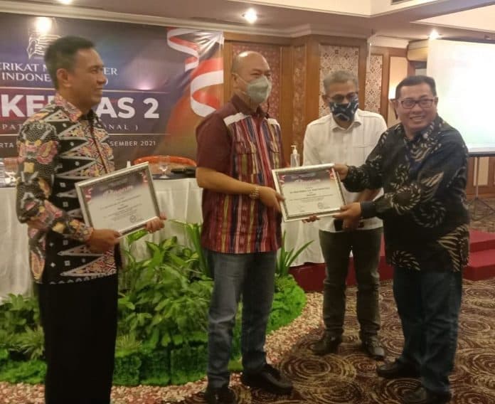 bupati_tapanuli_utara_berbagi_inspirasi_di_rakernas_smsi