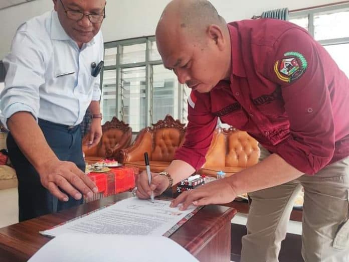 bupati_tapanuli_utara_menyerahkan_bantuan_peralatan_untuk_umkm