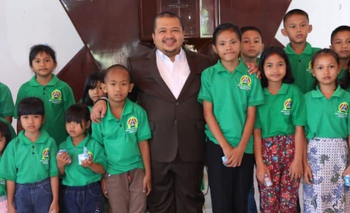 bupati_tapsel_berikan_susu_kepada_anak_sekolah_minggu_di_gkpa_sibadoar
