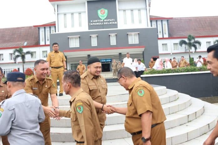 bupati_tapsel_ingatkan_asn_tidak_ada_kekosongan_dalam_pelayanan