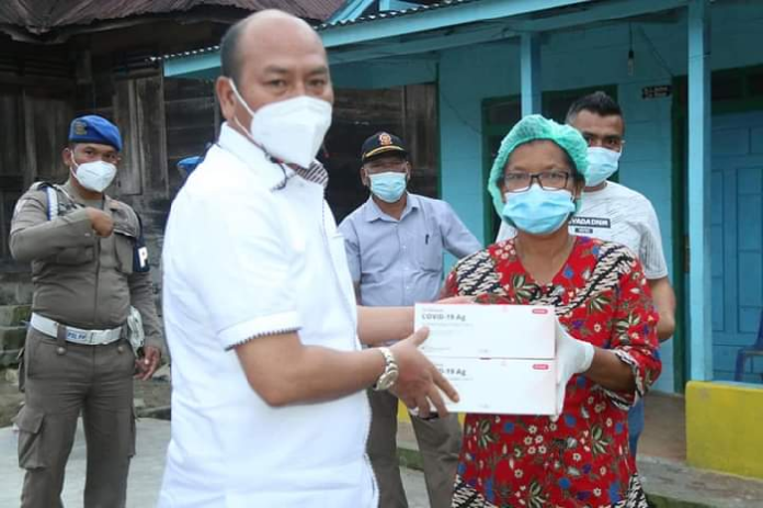 bupati_taput_bantu_19_orang_terinfeksi_covid_19_di_pangaribuan