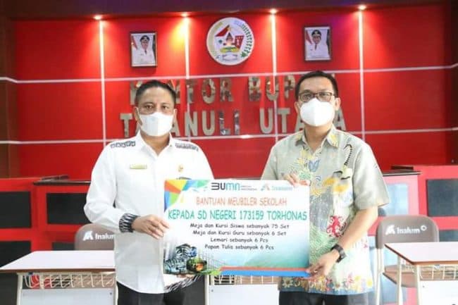 bupati_taput_berikan_bantuan_meubiler_sekolah_untuk_sd_torhonas_dari_inalum