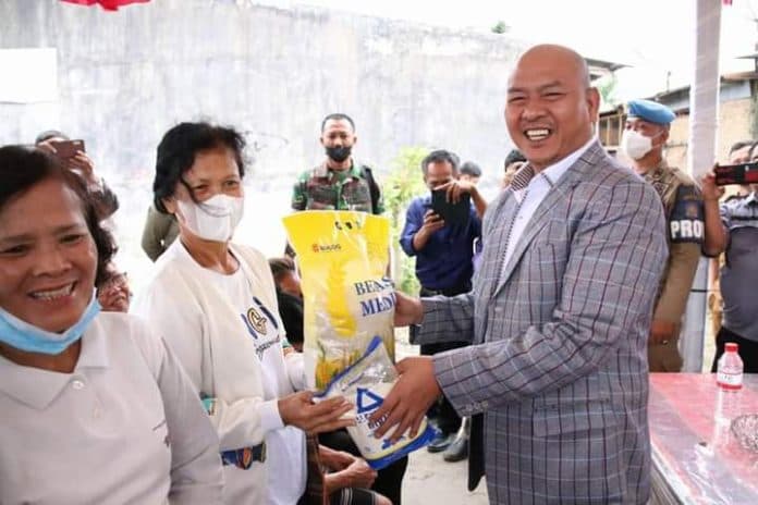 bupati_taput_buka_pasar_murah_di_tarutung_untuk_pengendalian_inflasi_menyambut_nataru
