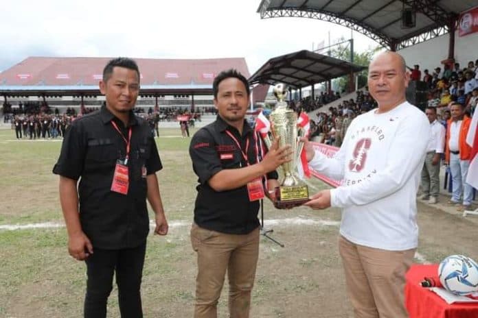 bupati_taput_buka_turnamen_sepak_bola_bupati_cup_tahun_2022