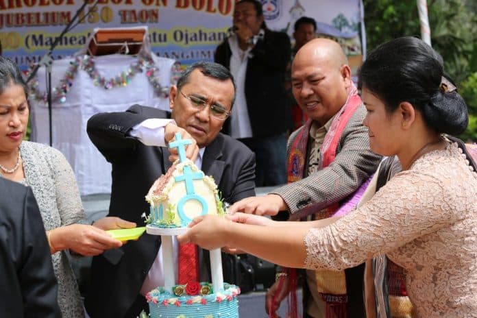 bupati_taput_dan_ephorus_hkbp_hadiri_jubileum_150_tahun_hkbp_resort_simangumban