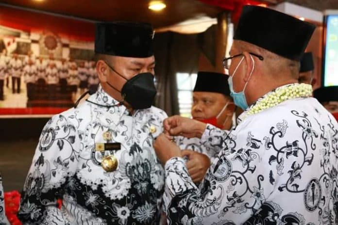 bupati_taput_hadiri_pengukuhan_pengurus_pgri_masa_bhakti_2021_2026