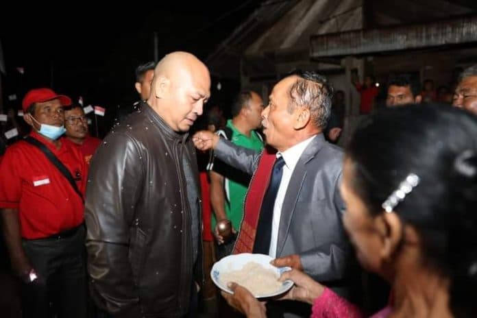 bupati_taput_kunjungi_daerah_terisolir_desa_hutatua_dan_resmikan_jaringan_listrik