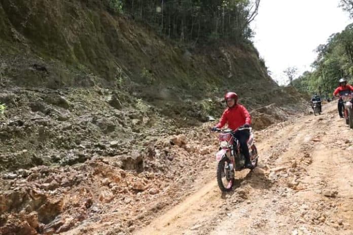 bupati_taput_nikson_nababan_dorong_desa_hutajulu_jadi_ikon_desa_kemenyan