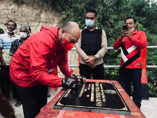 bupati_taput_resmikan_jembatan_ir_soekarno_di_desa_lobu_sihim_simangumban