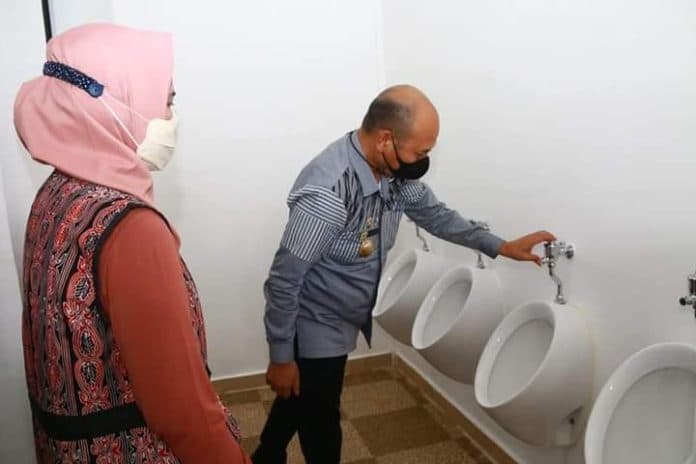 bupati_taput_serah_terima_bantuan_csr_pertamina