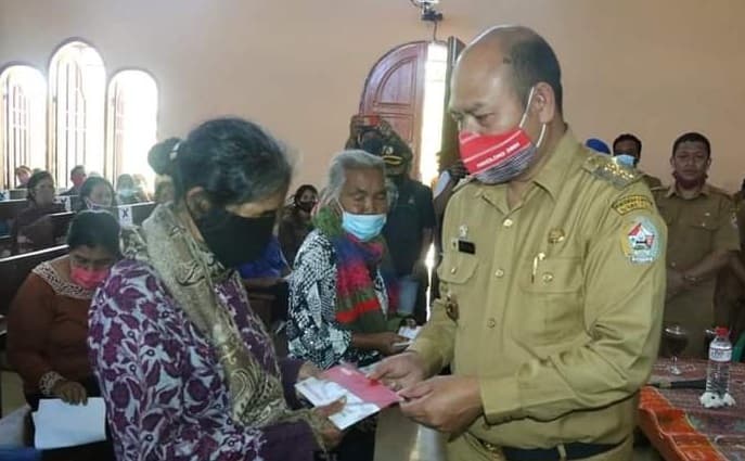 bupati_taput_serahkan_bantuan_kks_tahap_ii_di_tarutung