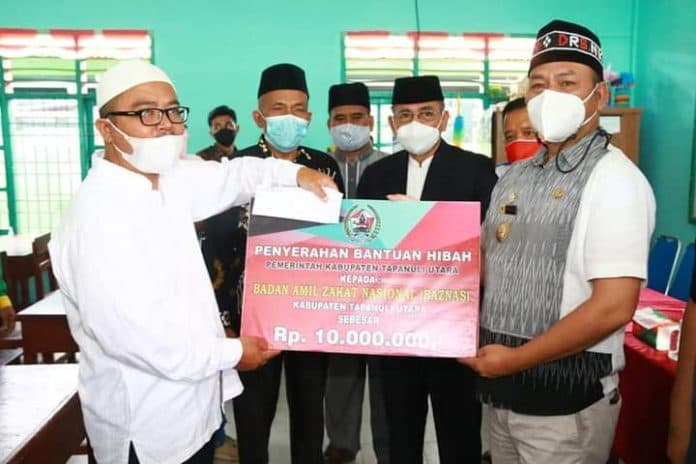 bupati_taput_serahkan_bantuan_peduli_guru_madrasah_baznas_sebesar_rp10_juta