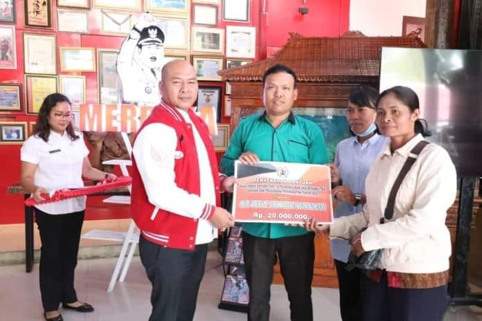 bupati_taput_serahkan_dana_hibah_bagi_19_rumah_ibadah