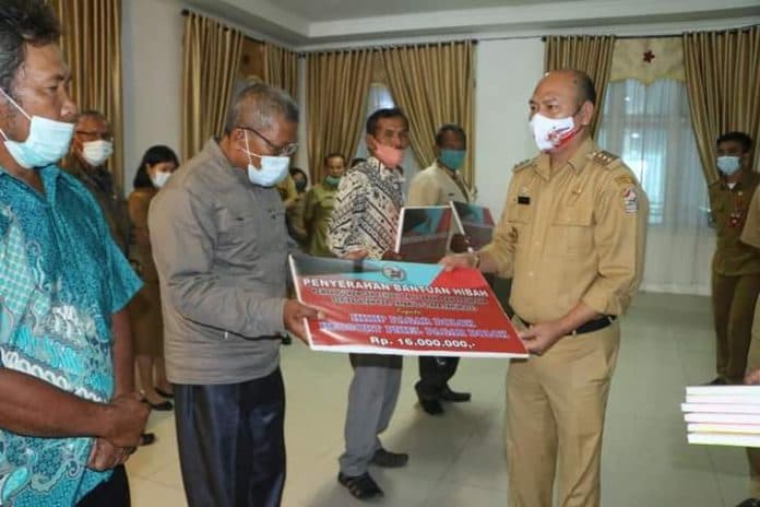 bupati_taput_serahkan_dana_hibah_rehabilitasi_sarana_dan_prasarana_peribadatan