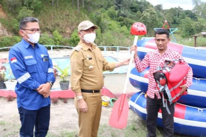 bupati_taput_serahkan_perahu_arung_jeram_kepada_faji