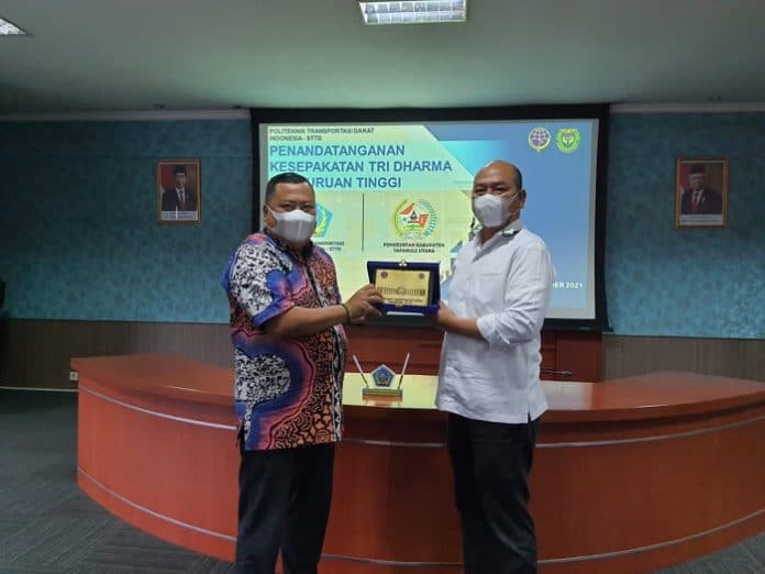 bupati_taput_tandatangani_kesepakatan_bersama_dengan_ptdi_sttd_bekasi