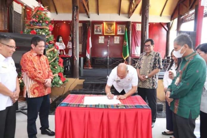 bupati_taput_tandatangani_nota_kesepakatan_sinergi_penyelenggaraan_pelayanan_publik