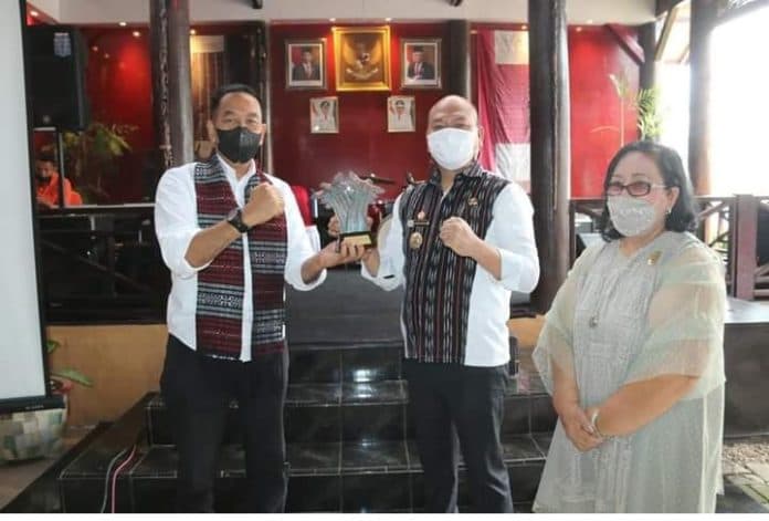 bupati_taput_tandatangani_perpanjangan_perjanjian_kerjasama_pemanfaatan_tanah_pengembangan_bandara_silangit_dengan_ap_ii