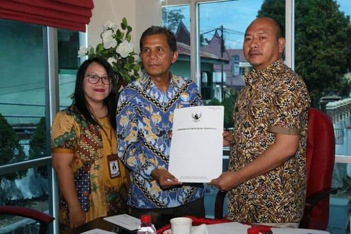 bupati_taput_terima_hasil_survey_ombudsman_tahun_2019