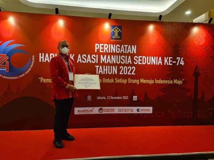 bupati_taput_terima_penghargaan_kabupaten_peduli_ham