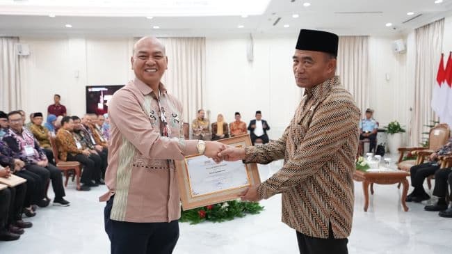 bupati_taput_terima_penghargaan_revolusi_mental_2023_dari_menko_pmk