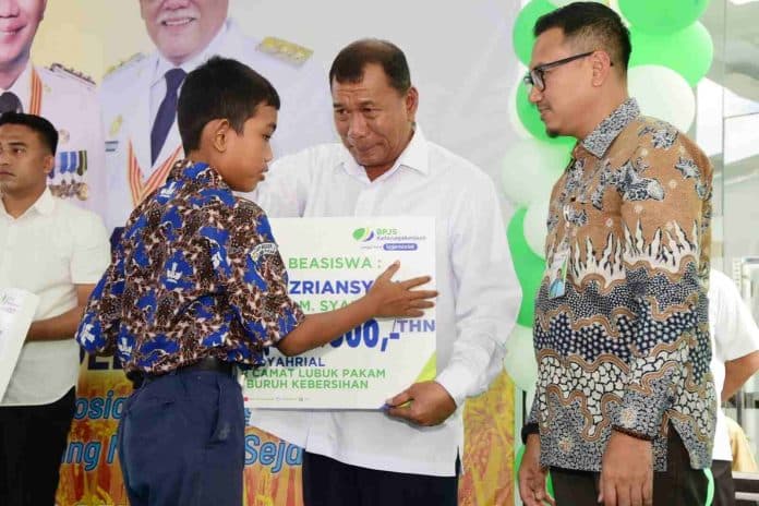 bupati_terima_penghargaan12_ribu_pekerja_di_deli_serdang_tercover_bpjs_ketenagakerjaan